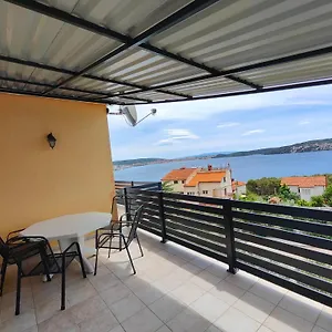 https://apartmani-eva-trogir.hotels-in-trogir.com