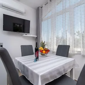 https://apartman-niksi.hotels-in-trogir.com